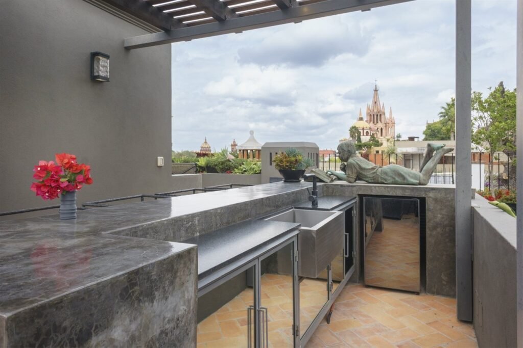 Terraza en azotea con cocina exterior y vista a la torre de la Parroquia de San Miguel Arcángel, Centro Histórico de San Miguel de Allende