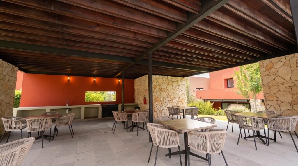 Palapa con área de comedor y bar exterior en la casa club de Luna 108, La Lejona, San Miguel de Allende