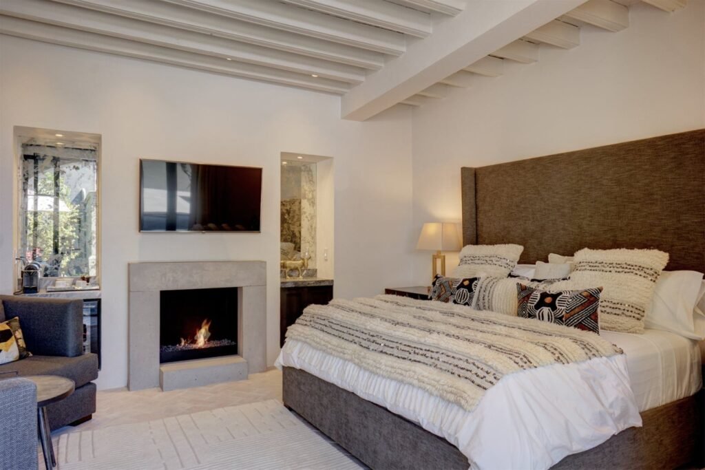 Recámara con chimenea, techos de viga de madera y baño en suíte en propiedad del Centro Histórico, San Miguel de Allende