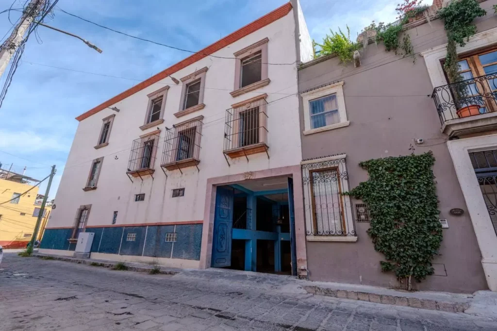 Fachada colonial con balcones de herrería sobre calle empedrada en el barrio San Antonio, San Miguel de Allende