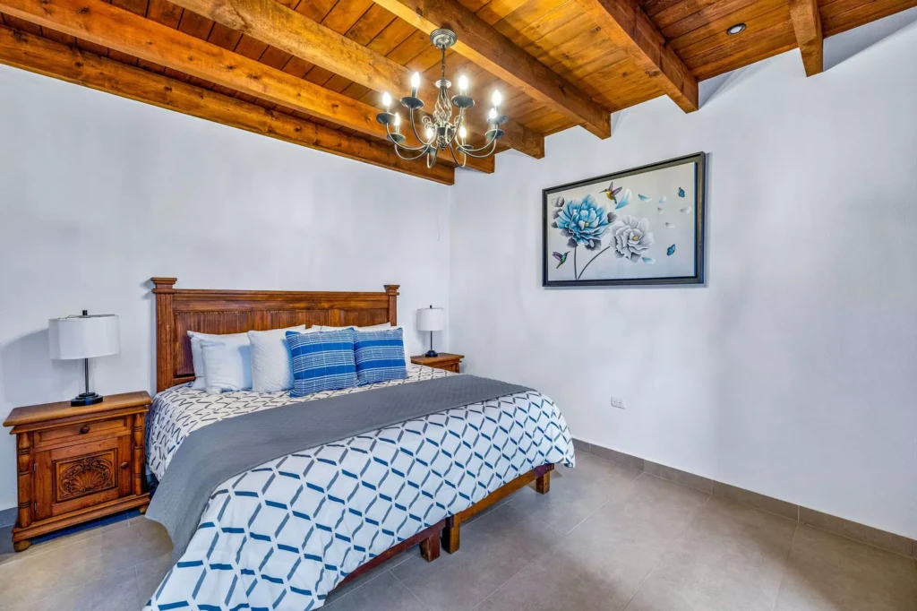 Recámara con techos de viga de madera y mobiliario colonial en propiedad del barrio San Antonio, San Miguel de Allende
