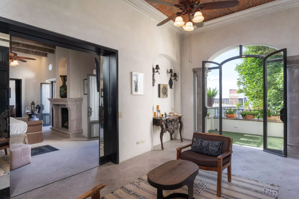 Sala con puertas de herrería hacia balcón con vista a la ciudad en propiedad de Guadiana, San Miguel de Allende