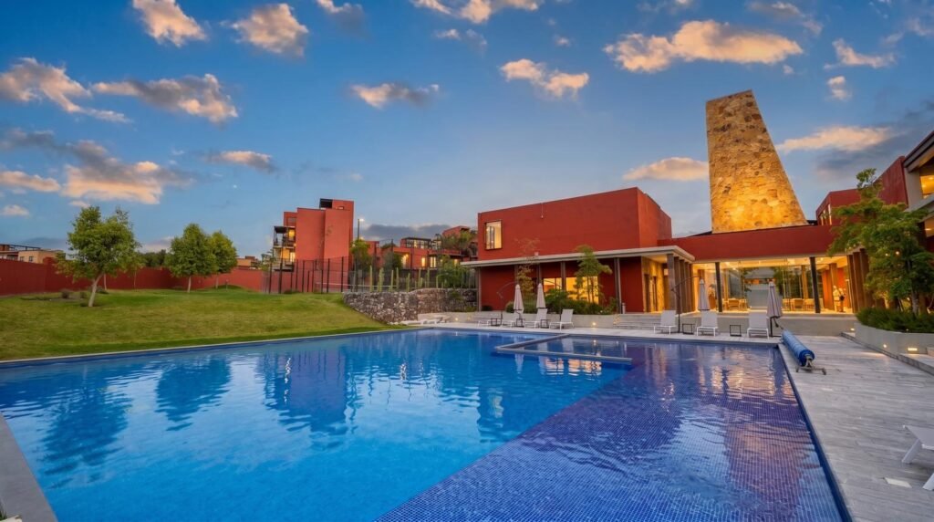 Alberca de la casa club Luna 108 al atardecer, desarrollo residencial en La Lejona, San Miguel de Allende