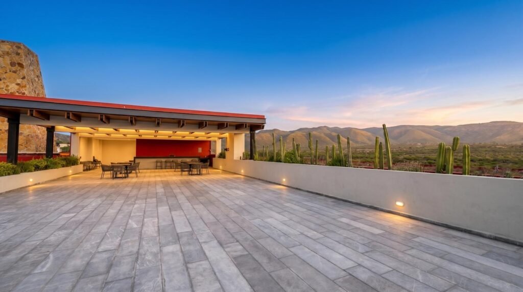 Terraza con vista al paisaje semidesértico y cactus al atardecer en la casa club de Luna 108, La Lejona, San Miguel de Allende