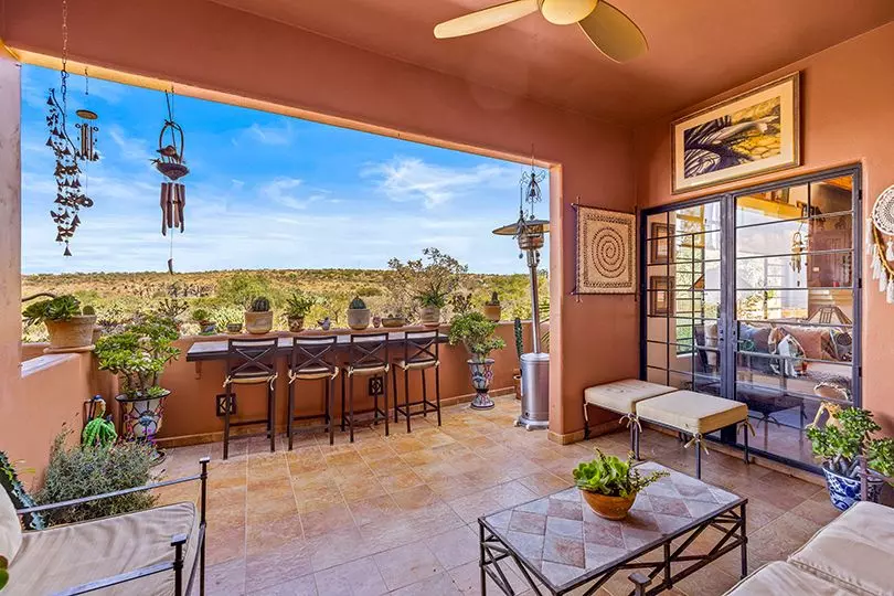 Terraza estilo boho con bar exterior y vista panorámica al paisaje del barrio Balcones, San Miguel de Allende