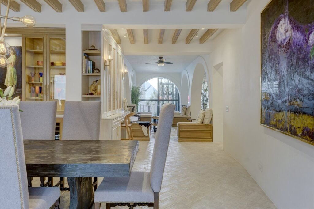 Comedor con arcos coloniales, vigas de madera y arte contemporáneo en propiedad del Centro Histórico, San Miguel de Allende